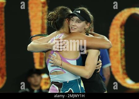 Melbourne, Australia. 28th Jan, 2023. Aryna Sabalenka (L) della Bielorussia abbraccia Elena Rybakina del Kazakhstan dopo la finale femminile al torneo di tennis Australian Open, a Melbourne, Australia, 28 gennaio 2023. Credit: Bai Xuefei/Xinhua/Alamy Live News Foto Stock