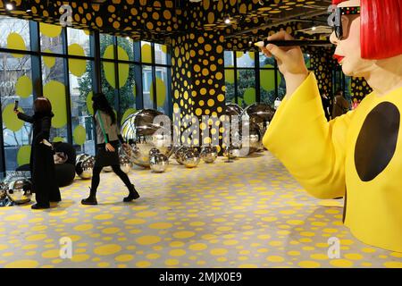 TOKYO, GIAPPONE - 18 gennaio 2023: Modello di Yayoi Kusama in pop-up store nella zona Harajuku di Tokyo con la collaborazione di Yayoi Kusama & Louis Vuitton. Foto Stock