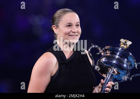 Melbourne, Australia. 28th Jan, 2023. Il campione 2022 Ash Barty arriva con la Daphne Akhurst Memorial Cup nella finale di WomenÕs Singles tra Aryna Sabalenka e Elena Rybakina di Kazakistan, giorno 13 all'Australian Open Tennis 2023 alla Rod Laver Arena di Melbourne, Australia, il 28 gennaio 2023. Foto di Peter Dovgan. Solo per uso editoriale, licenza richiesta per uso commerciale. Non è utilizzabile nelle scommesse, nei giochi o nelle pubblicazioni di un singolo club/campionato/giocatore. Credit: UK Sports Pics Ltd/Alamy Live News Foto Stock