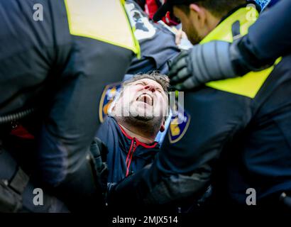 L'Aia, Paesi Bassi. 28th gennaio 2023. L'AIA - la polizia interviene durante la manifestazione del gruppo d'azione sul clima Rebellion d'estinzione presso il A12 tra il Ministero dell'Economia e del clima e la Camera temporanea dei rappresentanti. Gli attivisti del clima del gruppo d'azione sono stati precedentemente arrestati per sospetto di sedizione. ANP EVA PLEVIER netherlands OUT - belgium OUT Credit: ANP/Alamy Live News Foto Stock