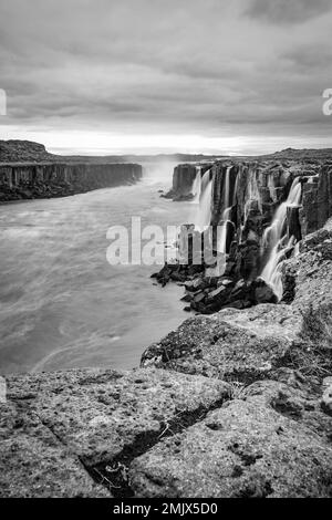 Cascata di Dettifoss, Islanda. Bianco e nero astratto lunga esposizione immagine sognante di una delle cascate più grandi d'Europa. Famoso punto di riferimento Foto Stock