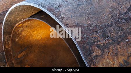 Astratto background industriale. Tubi in metallo arrugginito con foto ravvicinata con messa a fuoco selettiva Foto Stock