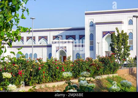 DUSHANBE, TAGIKISTAN - 11 AGOSTO 2022: Edificio bianco della Moschea Centrale della Cattedrale di Dushanbe con ornamento a mosaico contro il cielo blu. Foto Stock