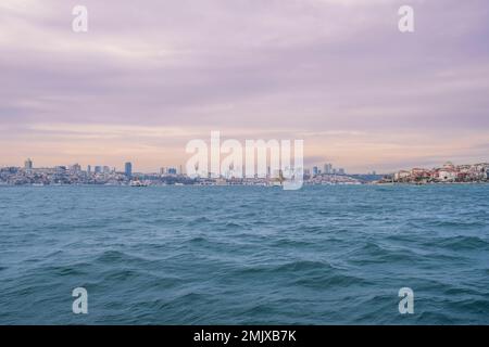 Bosforo e skyline di Istanbul al tramonto. Paesaggi al tramonto. I luoghi turistici e le attrazioni della Turchia. Vista sul mare e sulla città. Immagini di sfondo di Istanbul. Foto Stock