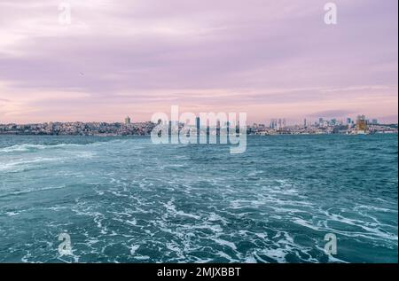 Bosforo e skyline di Istanbul al tramonto. Paesaggi al tramonto. I luoghi turistici e le attrazioni della Turchia. Vista sul mare e sulla città. Immagini di sfondo di Istanbul. Foto Stock