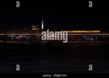 Vista notturna del Ponte della metropolitana di Halic dal Ponte di Galata. Paesaggi notturni di Istanbul. Silhouette da sera Istanbul. Metr Foto Stock