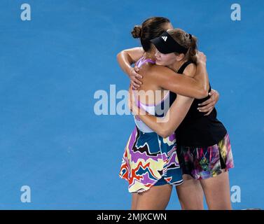 Melbourne, Australia. 28th Jan, 2023. Aryna Sabalenka (L) della Bielorussia abbraccia Elena Rybakina del Kazakhstan dopo la finale femminile al torneo di tennis Australian Open, a Melbourne, Australia, 28 gennaio 2023. Credit: HU Jingchen/Xinhua/Alamy Live News Foto Stock