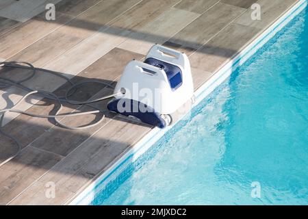 Robot pulitore piscina per la pulizia della piscina Foto Stock