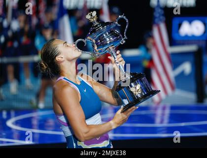 Melbourne, Australia. 28th. Gennaio 2023. Vincitore Aryna Sabalenka che ha vinto il trofeo dell'Australian Open 2023 al Melbourne Park sabato 28 gennaio 202 © Juergen Hasenkopf / Alamy Live News Foto Stock