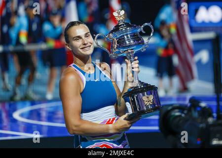 Melbourne, Australia. 28th. Gennaio 2023. Vincitore Aryna Sabalenka che ha vinto il trofeo dell'Australian Open 2023 al Melbourne Park sabato 28 gennaio 202 © Juergen Hasenkopf / Alamy Live News Foto Stock