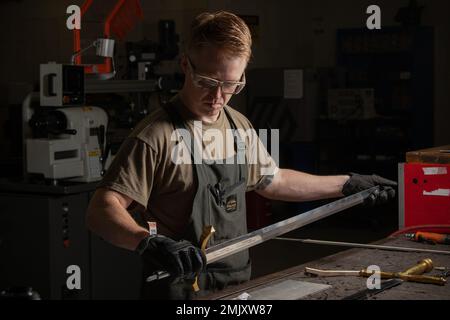 Staff Sgt. Michael Smith, 374th Maintenance Squadron Metals Technology, assembla la nuova spada Airlift Wing 374th alla Yokota Air base, Giappone, 1 settembre 2022. Smith si è offerto di creare una nuova spada cerimoniale Wing che verrà svelata durante la palla dell'aeronautica militare Yokota del 2022. Il col. James I. Baginski, comandante dell'Ala di sollevamento aereo tattico del 374th, fece l'ex spada cerimoniale alla base aerea di Clerk, Filippine nel 1974 in memoria dei compagni Airlifters che persero la loro vita in difesa della libertà. Foto Stock