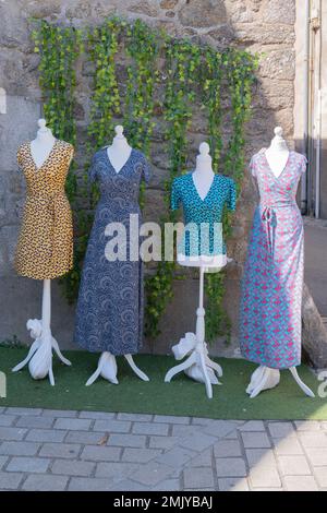 abiti estivi presentati in strada di fronte al negozio in mostra Foto Stock