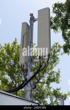 Moderne antenne relè per telefono cellulare 5g in città Foto Stock