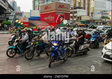 Traffico di Bangkok in attesa che i semafori cambino su Asok montri Road allo svincolo con Sukhumvit Road Foto Stock