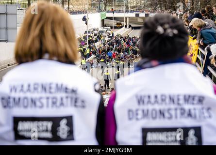 L'Aia, Paesi Bassi. 28th gennaio 2023. L'AIA - osservatori di Amnesty International durante la manifestazione del gruppo d'azione sul clima, la ribellione dell'estinzione, presso il A12, tra il Ministero dell'Economia e del clima e la Camera temporanea dei rappresentanti. Gli attivisti del clima del gruppo d'azione sono stati precedentemente arrestati per sospetto di sedizione. ANP MARCO DE SWART netherlands OUT - belgium OUT Credit: ANP/Alamy Live News Foto Stock