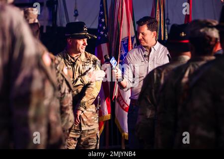 All'inizio di questa mattina, i soldati di fronte a Fort Hood si sono ritrovati in diretta in televisione con lo spettacolo Fox and Friends Morning organizzato da Will Cain. Brig. Il generale Steven P. Carpenter, 1st° divisione Cavalleria vice comandante generale di manovra, prestò il giuramento di arruolamento. Foto Stock