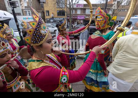 New Malden, Londra, Regno Unito. 28th gennaio 2023. La gente del patrimonio Tamil che celebra l'annuale festival Thai Pongal e il mese del patrimonio Tamil aggiungono un tocco di colore alle strade invernali. Credit: Andy Sillett/Alamy Live News Foto Stock