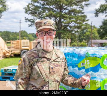 SPC. Dasanna Boyer, 1st battaglione, 204th Air Defense Artillery Regiment, 66th Troop Command, Mississippi Army National Guard, posa per una foto all'Hinds Community College-Academic/Technical Center di Jackson, Mississippi, 2 settembre 2022. "Ho scelto di servire perché ho scoperto di avere uno zio che ha servito in Vietnam. Ho anche deciso di servire per i benefici", ha affermato Boyer. Foto Stock