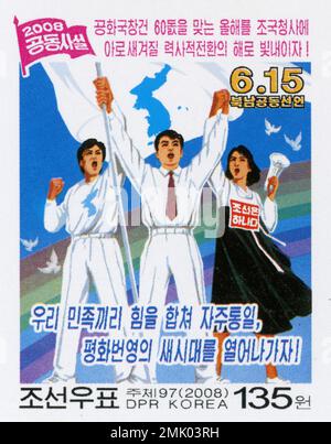 2008 francobollo della Corea del Nord per commemorare il giornale della Corea del Nord editoriale congiunto sulla riunificazione, con persone con una bandiera della penisola coreana. Foto Stock