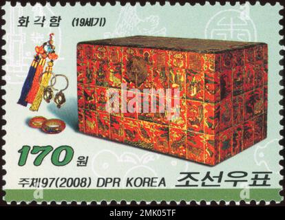 Francobollo nordcoreano del 2008 raffigurante una scatola di intarsio Hwagak-Ham del XIX secolo, gioielli tradizionali e nappine. Foto Stock