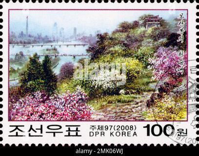 Francobollo nordcoreano del 2008 con il Padiglione Choesung sulla collina di Moranbong con vista dello skyline di Pyongyang e del fiume Taedong. Foto Stock