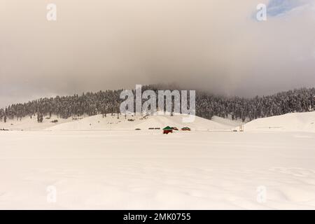 Bella vista di Gulmarg durante la stagione invernale circondato da montagne ghiacciate Himalaya ghiaccio e verde abete e pino nella foresta di Gulmarg. Foto Stock