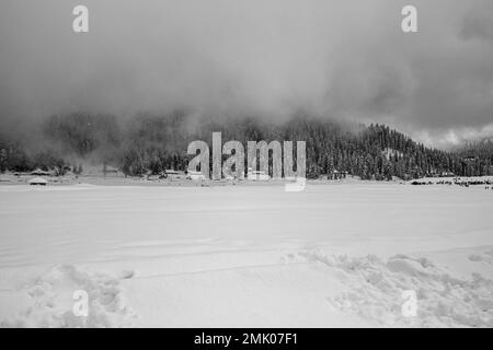 Bella vista di Gulmarg durante la stagione invernale circondato da montagne ghiacciate Himalaya ghiaccio e verde abete e pino nella foresta di Gulmarg. Foto Stock