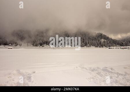 Bella vista di Gulmarg durante la stagione invernale circondato da montagne ghiacciate Himalaya ghiaccio e verde abete e pino nella foresta di Gulmarg. Foto Stock