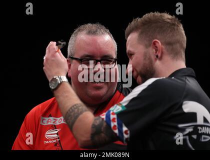 Marshall Arena, Milton Keynes, Regno Unito. 28th Jan, 2023. 2023 PDC Cazoo Masters Day 2 sessione pomeridiana; Stephen Bunting si congratula con Danny Noppert Credit: Action Plus Sports/Alamy Live News Foto Stock