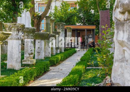 ISTANBUL, TURCHIA - 13 SETTEMBRE 2017: Queste sono file con i resti di antiche colonne e capitelli colonna e museom caffè nel cortile del Foto Stock