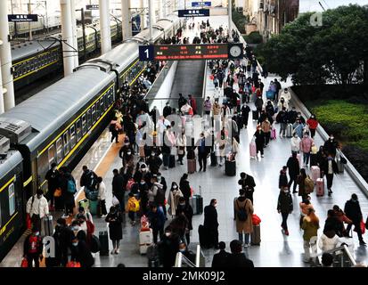 NANCHANG, CINA - 28 GENNAIO 2023 - i passeggeri salgono e scali dai treni alla stazione di Nanchang nella città di Nanchang, provincia di Jiangxi, Cina, 28 gennaio 2023. Il Foto Stock