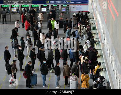 NANCHANG, CINA - 28 GENNAIO 2023 - la coda dei turisti per comprare i biglietti a Nanchang, la provincia di Jiangxi della Cina Orientale, 28 gennaio 2023. I passeggeri sono in coda Foto Stock