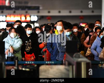 NANCHANG, CINA - 28 GENNAIO 2023 - i passeggeri si allineano per controllare i loro biglietti presso la sala d'attesa della stazione di Nanchang, Jiang della Cina orientale Foto Stock