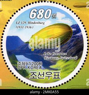 2008 francobollo nordcoreano con il dirigibile LZ 129 Hindenburg che sorvola il lago di Costanza, Germania e Svizzera. Foto Stock