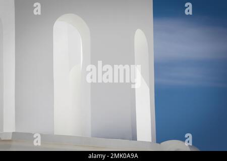 Il sole splende attraverso il campanile incompiuto della missione spagnola, San Xavier del bac, costruita nel 1797 vicino a Tucson, Arizona. Foto Stock