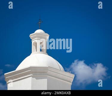 Il campanile completato della missione spagnola, San Xavier del bac, costruito nel 1797 vicino a Tucson, Arizona. Foto Stock