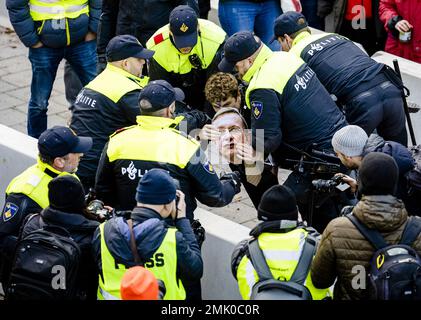 L'AIA - la polizia è intervenuta con un dimostratore che indossava una maschera di Jeroen van der Veer (ex Amministratore Delegato della Shell) durante la dimostrazione del gruppo d'azione sul clima Extinction Rebellion al A12 tra il Ministero dell'Economia e del clima e la Camera temporanea dei rappresentanti. Gli attivisti del clima del gruppo d'azione sono stati precedentemente arrestati per sospetto di sedizione. ANP MARCO DE SWART olanda fuori - belgio fuori Foto Stock