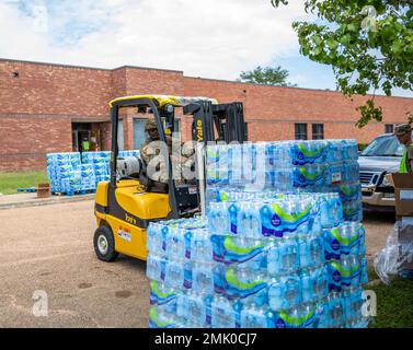 SPC. Kendrick Holder, 1st battaglione, 204th Air Defense Artillery Regiment, 66th Troop Command, Mississippi Army National Guard, distribuisce l'acqua con un carrello elevatore a forche alla Northwest Jackson Middle School di Jackson, Mississippi, 2 settembre 2022. Quasi 20.000 automobili hanno ricevuto acqua il primo giorno dell'operazione, che consiste di sette siti attraverso Jackson per consentire alle persone di raccogliere acqua in bottiglia, disinfettante per le mani e acqua non potabile dai camion di bufalo d'acqua. Foto Stock