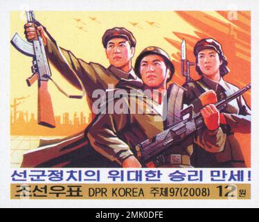 Francobollo nordcoreano del 2008 con arte di propaganda militare con soldati e lo slogan lunga vita alla grande vittoria della politica di Songun. Foto Stock