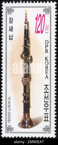 Francobollo nordcoreano del 2008 con il Jangsaenap, un tradizionale strumento a fiato coreano modernizzato. Foto Stock