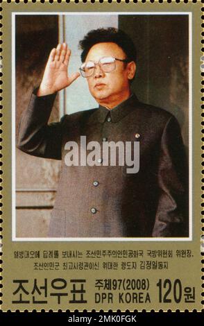 Francobollo nordcoreano del 2008 con il leader Kim Jong-il che ondeggia, con testo coreano e taglio di 120 won. Foto Stock