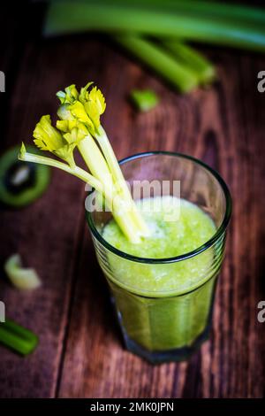 Frullato da birra di sedano su un tavolo di legno Foto Stock