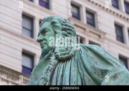 Una statua di John Watts intemperiata all'interno del cimitero della chiesa della Trinità a New York City. Foto Stock