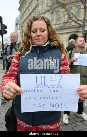 Trafalgar Square, gennaio 28 2023. Londra, Regno Unito. Centinaia di manifestanti si riuniscono a Trafalgar Square di Londra per opporsi all'espansione ULEZ in tutti i distretti di Londra dall'agosto 29h 2023. Gli scams di zona di emissioni ultra basse devono controllare la gente. Foto Stock