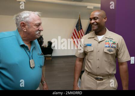 Direttore Ospedale Corpsman Phillip Jean-Gilles, da Miami, USS Gerald R. Ford's (CVN 78) assistente esecutivo del comandante capo, Parla con un membro della comunità di Albion durante un incontro con i marinai di Ford per un evento del Gerald R. Ford Institute for Leadership in Public Policy and Service all'Albion College di Albion, Michigan, 2 settembre 2022. Dodici marinai Ford si sono recati nel Michigan per la visita annuale della nave con il nome per conoscere l'eredità del presidente Gerald R. Ford e per entrare in contatto con i membri della comunità locale di Grand Rapids, Ann Arbor e Albion. Foto Stock