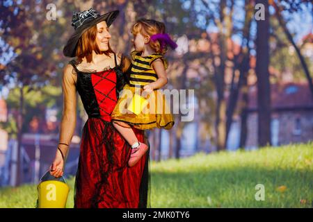 Bambina in costume da nonna. La vera famiglia si diverte mentre usi i  costumi della storia del cappellino rosso di Halloween Foto stock - Alamy