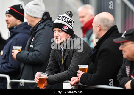 Londra, Regno Unito. 28th Jan, 2023. I sostenitori di Saracens prima della partita di rugby Gallagher Premiership tra Saracens e Bristol Rugby allo StoneX Stadium, Londra, Inghilterra il 28 gennaio 2023. Foto di Phil Hutchinson. Solo per uso editoriale, licenza richiesta per uso commerciale. Non è utilizzabile nelle scommesse, nei giochi o nelle pubblicazioni di un singolo club/campionato/giocatore. Credit: UK Sports Pics Ltd/Alamy Live News Foto Stock