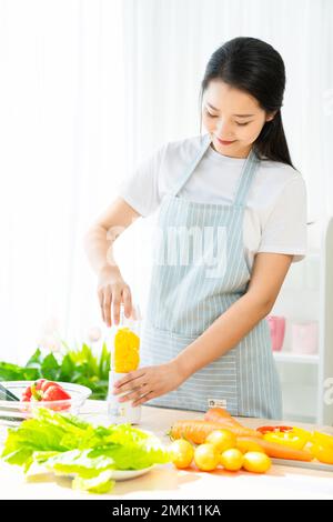 Felice giovane signora il succo a casa Foto Stock