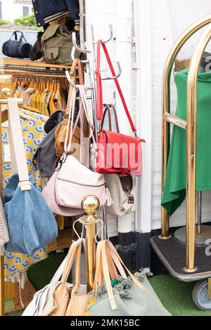 molte borse donna vivaci colori appesi in mostra in negozio street market Foto Stock
