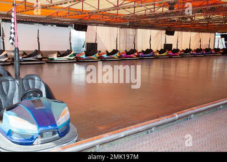 Paraurti elettrico colorato auto in autodromo al parco divertimenti Foto Stock